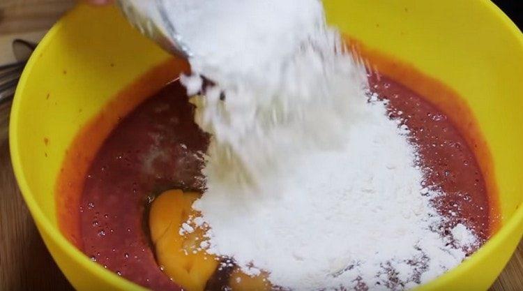 Добавете яйца, заквасена сметана и брашно към чернодробната маса.