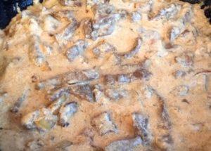 Cozinhar um fígado tenro em creme de leite em uma panela de acordo com uma receita passo a passo com uma foto.