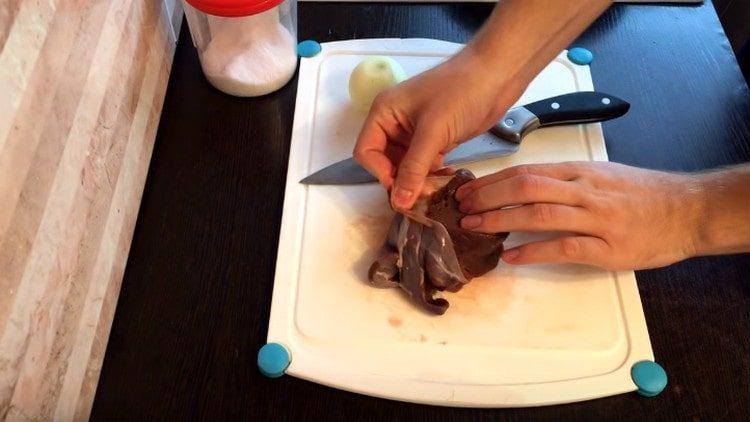 Din ficatul înmuiat în lapte, îndepărtați cu atenție filmul de sus.