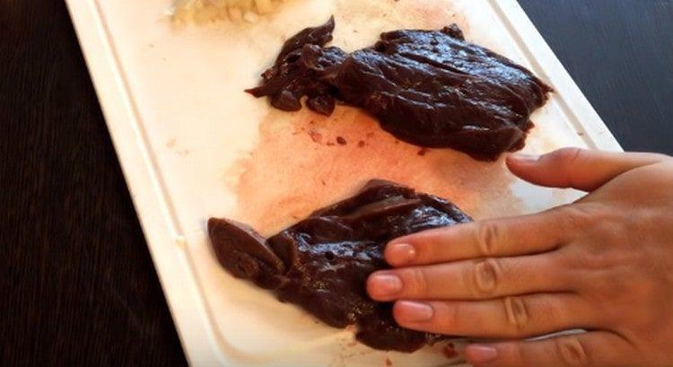 Tăiați ficatul în bețe subțiri.