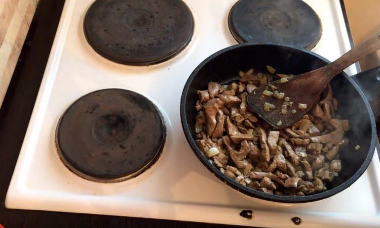 Adăugați ficatul în tigaie.