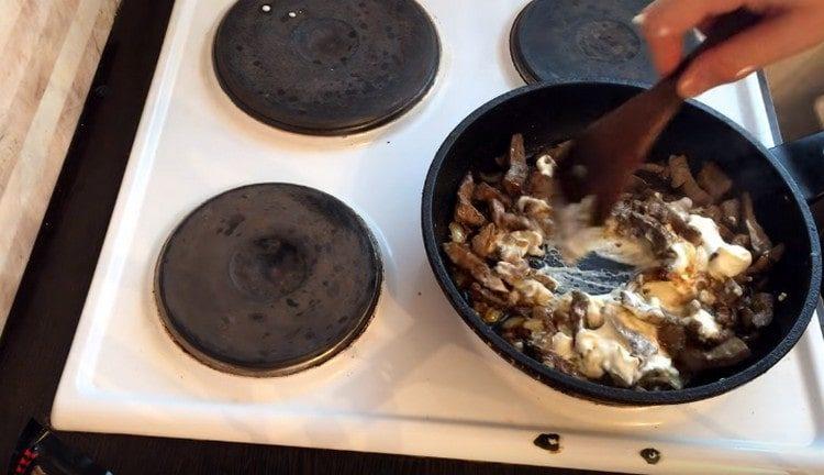 Se adauga smantana, se amesteca bine.