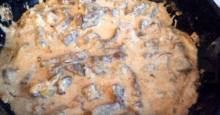 După cum vedeți, gătirea unui ficat delicios în smântână într-o tigaie nu este deloc dificilă.