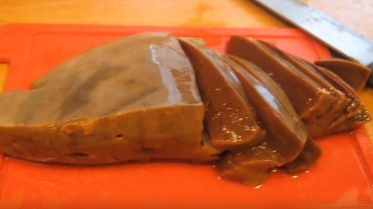 Corte o fígado em pedaços.