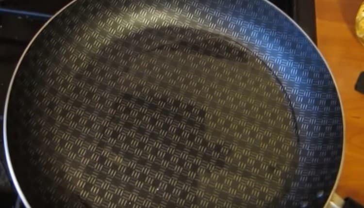 aqueça o óleo vegetal em uma panela.