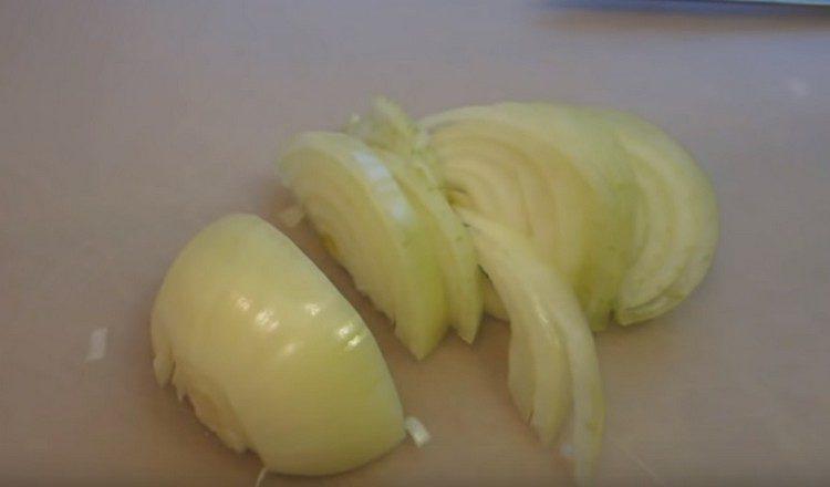 Corte a cebola em meias argolas.