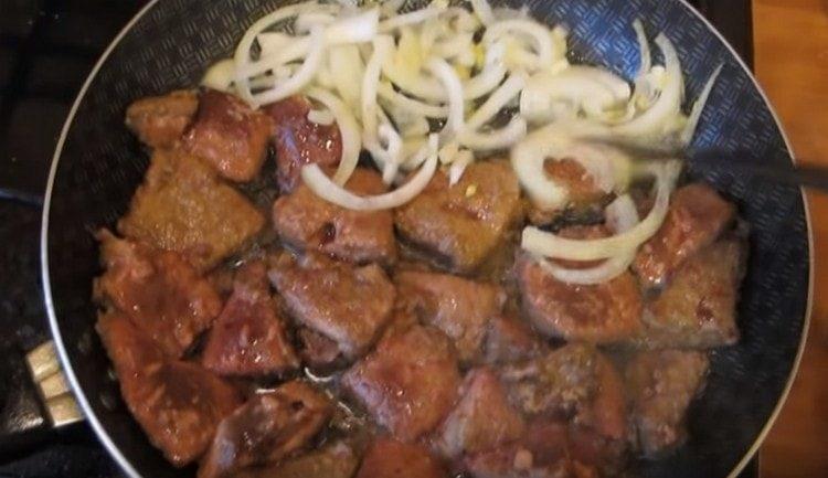 Adicione as cebolas à panela e ao fígado.