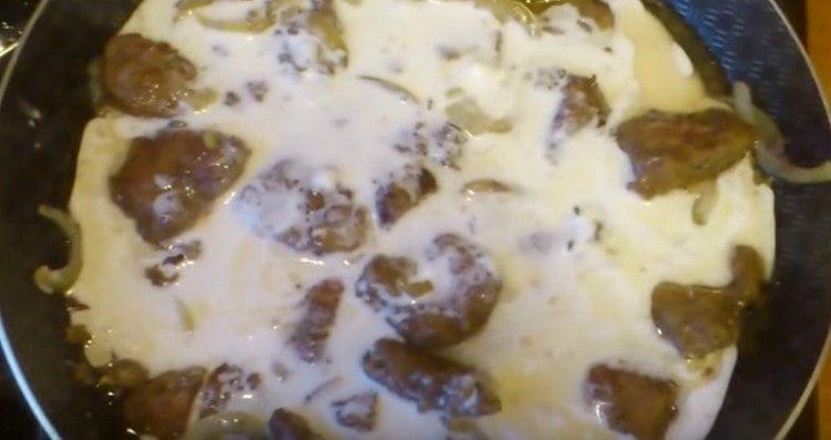 Despeje sobre o fígado com cebola em uma panela com molho de creme de leite.