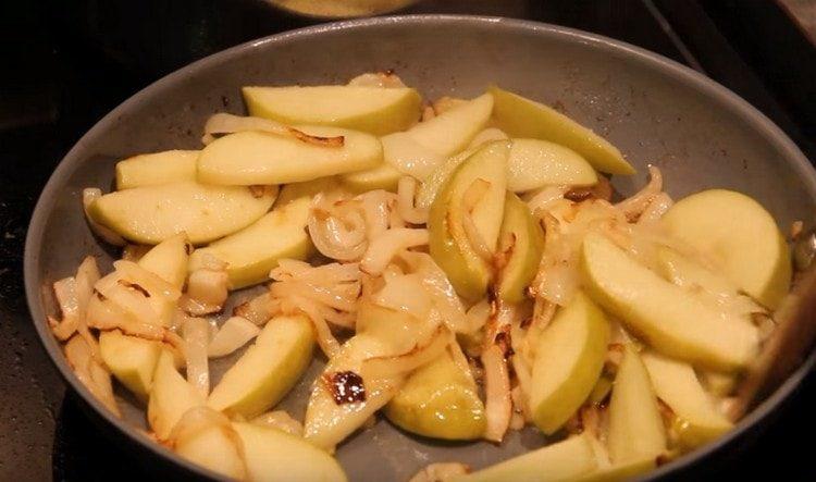 Faire revenir l'oignon avec les pommes jusqu'à ce qu'elles soient dorées.