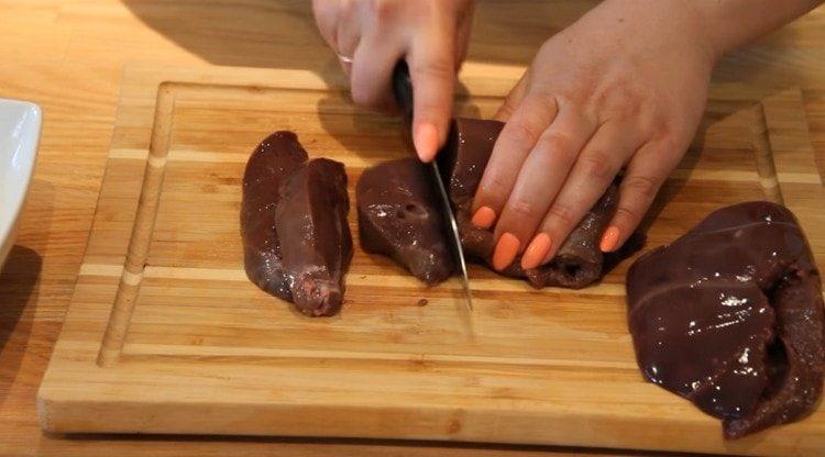 Couper le foie en morceaux.
