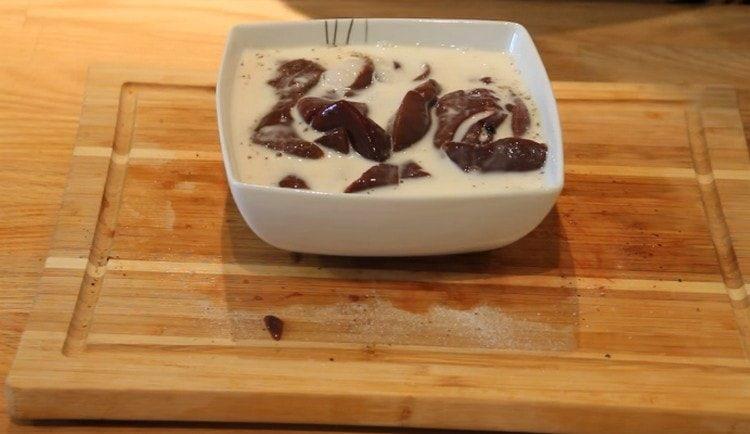 Remplissez le foie de lait et laissez reposer.