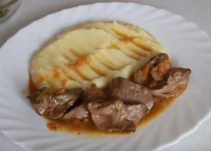 Delicioso fígado de frango frito com cebola e cenoura: cozinhe de acordo com uma receita passo a passo com uma foto.