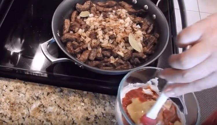 מוסיפים חרדל לרוטב ומערבבים.