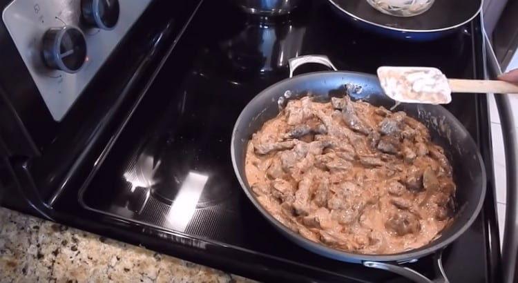 ממלאים את הכבד ברוטב במחבת.