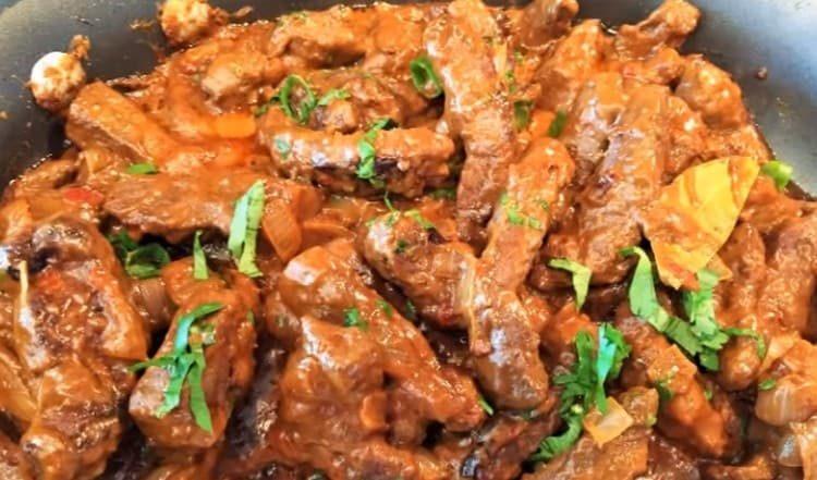 הכבד של סטרוגנוב הולך טוב עם הרבה תוספות שונות.