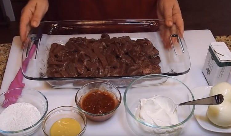 חותכים את הכבד לחתיכות קטנות.