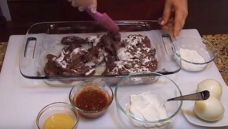 הוסף עמילן כך שהוא יכסה כל חתיכה.