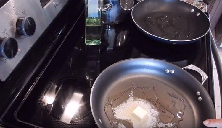 אנו מחממים את התבנית עם ירק ופרוסת חמאה.