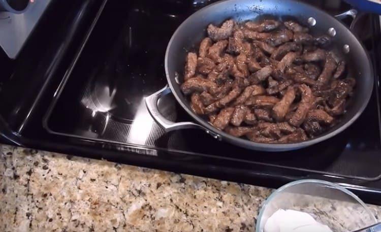 מטגנים את הכבד ומצד שני.