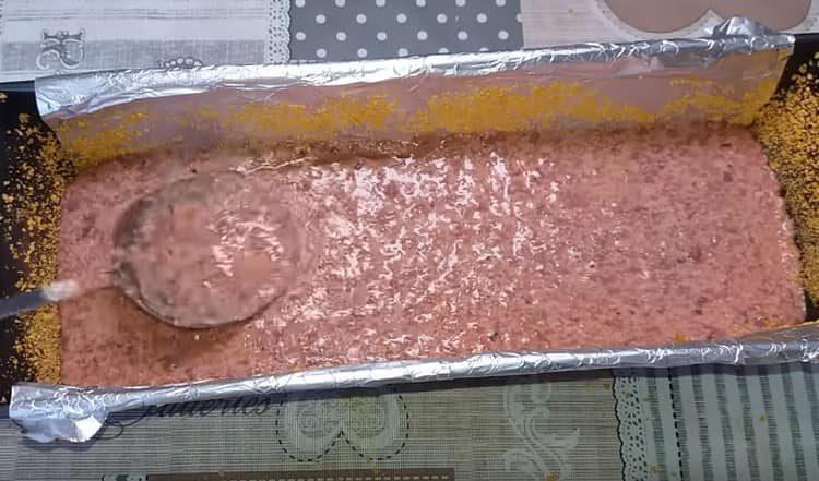 Vierta la mitad de la masa del hígado sobre las verduras.