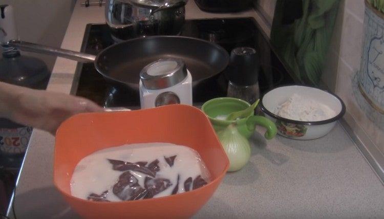 Cortar el hígado en trozos y llenarlos con leche.