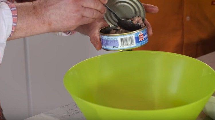 Ipinakalat namin ang atay ng bakalaw sa mga ubas.