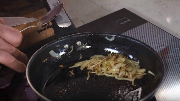 I-chop ang sibuyas at magprito sa langis ng oliba.