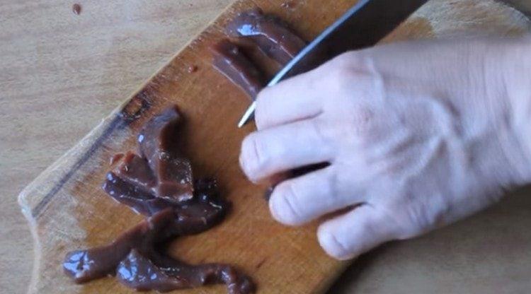 gupitin ang atay sa manipis na mga cube.