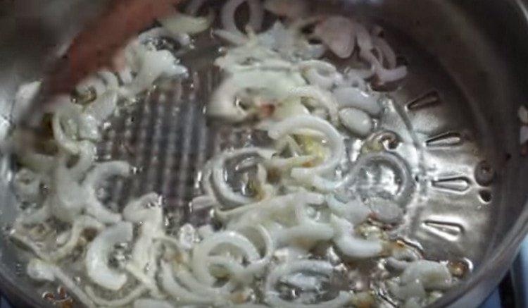 Fry ang sibuyas sa langis ng gulay.