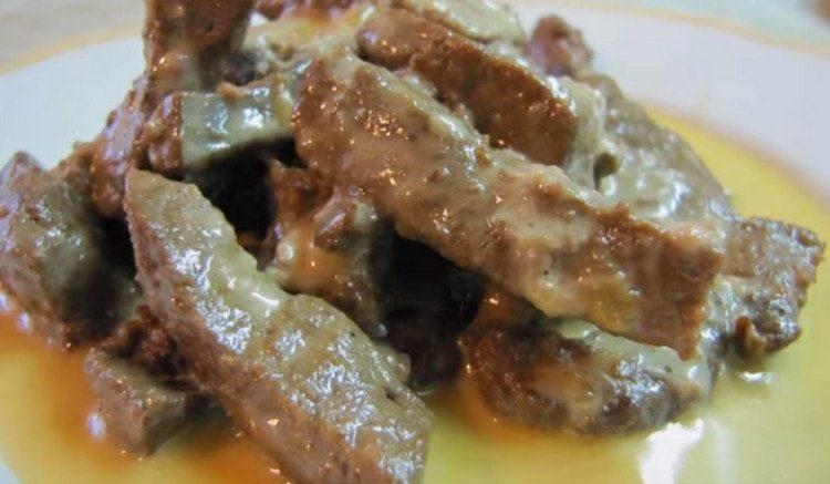 Ang stewed atay sa kulay-gatas ay magiging maayos sa anumang side dish.