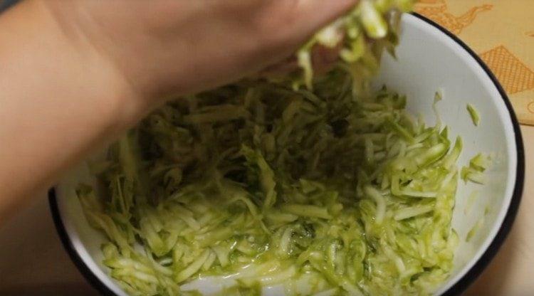 Stoarcem masa de dovlecei din suc.