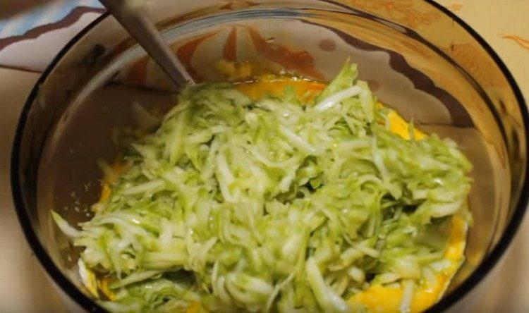 Adăugați dovleceii în iaurt, semolă și ouă.