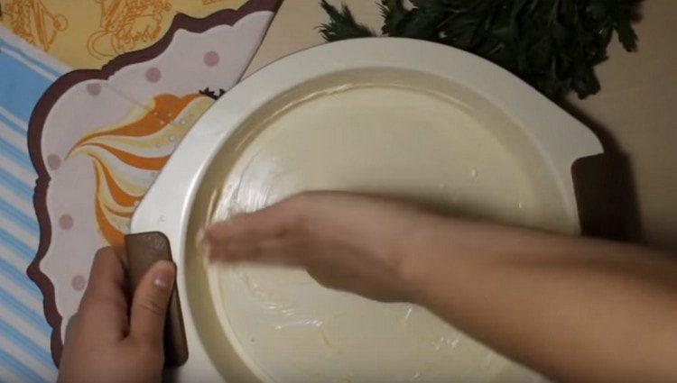 Ungeți un vas de copt cu ulei.