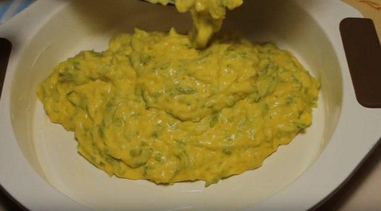 pune aluatul de dovlecei în formă.