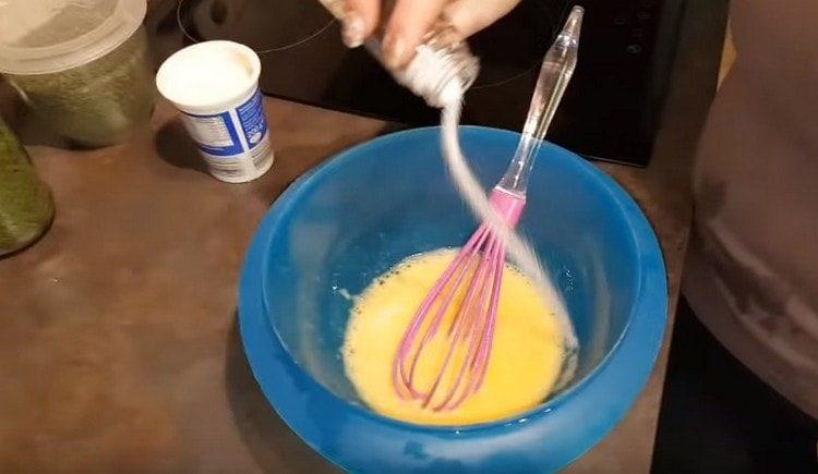 Battez les œufs séparément, salez.