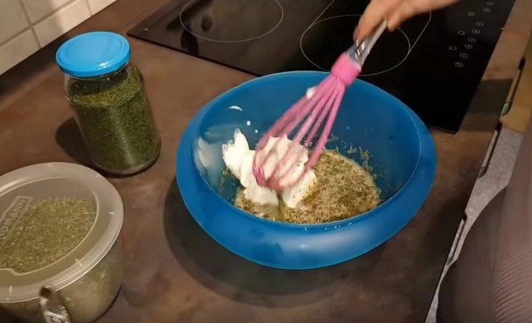 Ajouter la crème sure et les légumes secs au remplissage d'œufs.