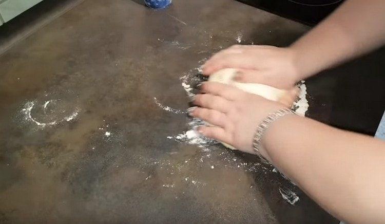 Pétrir la pâte à nouveau.