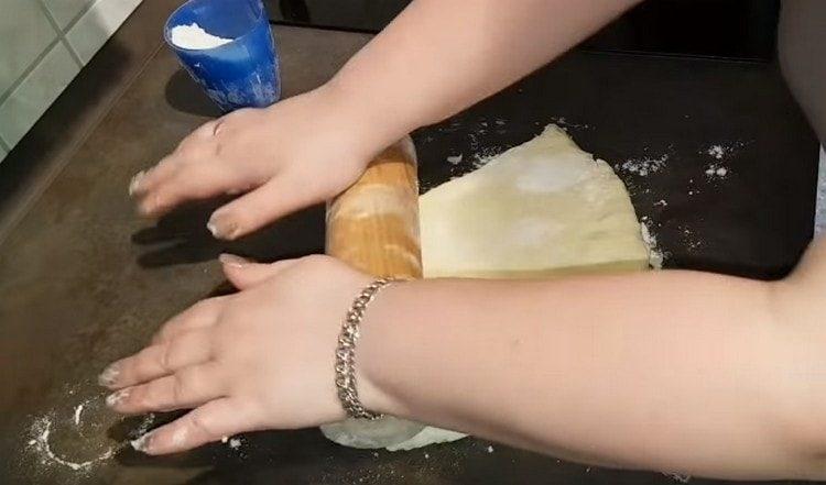 Étalez délicatement la pâte avec un rouleau à pâtisserie.