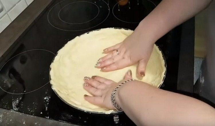 On met la pâte en forme, on fait des petits côtés.