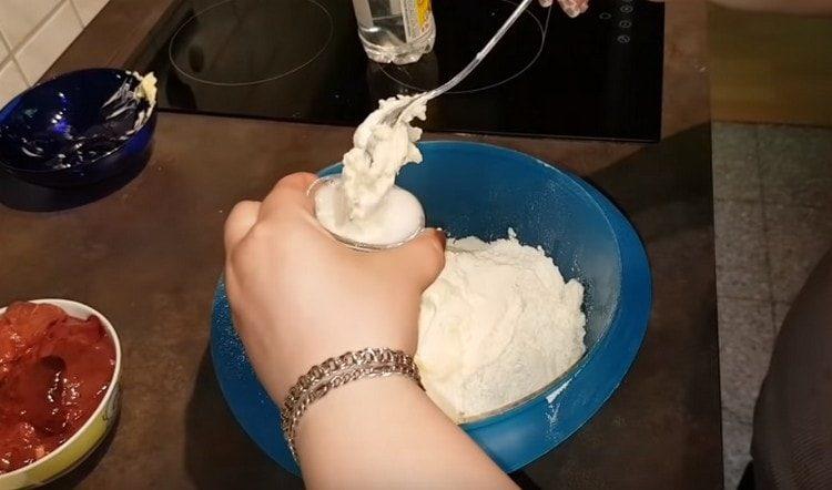 Ajouter la crème sure, le vinaigre éteint avec du vinaigre.