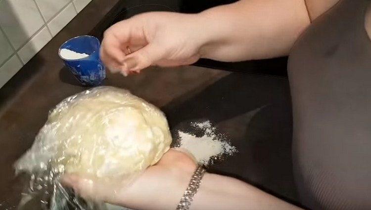 Nous recueillons la pâte dans un com et l'envoyons au réfrigérateur.