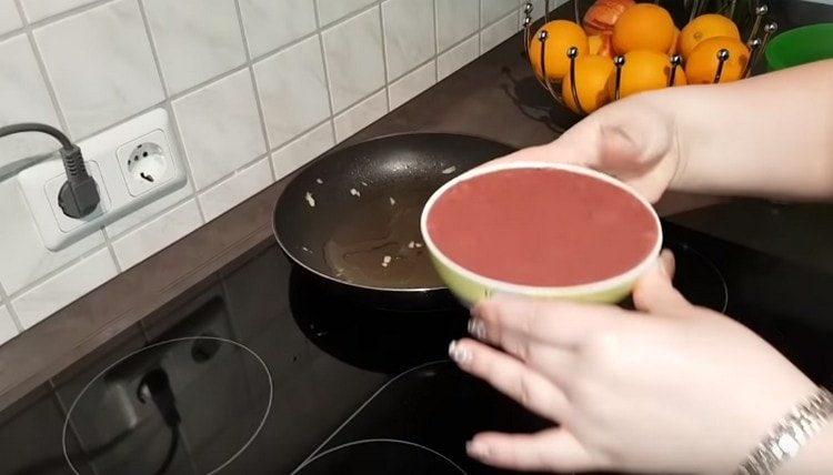 Broyer le foie avec un mixeur ou un hachoir à viande.