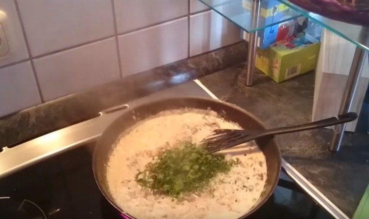 Добавете нарязаната зелка към соса.
