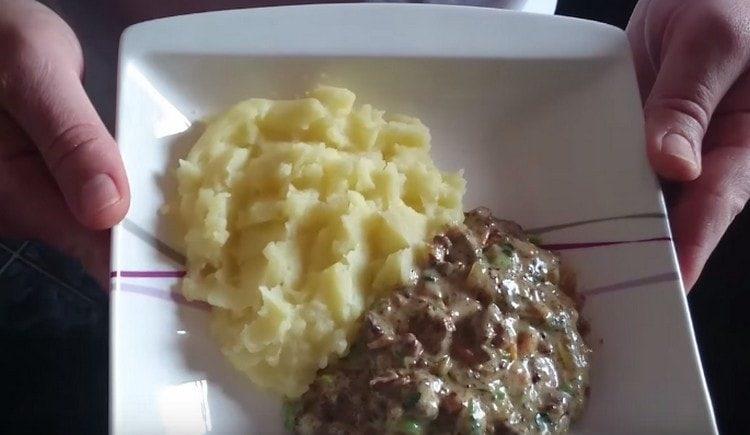 Този сос от пилешки дробчета върви добре с различни гарнитури.