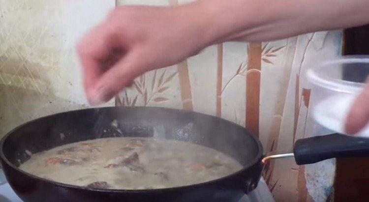 Сол и черен пипер на сос отново на вкус.