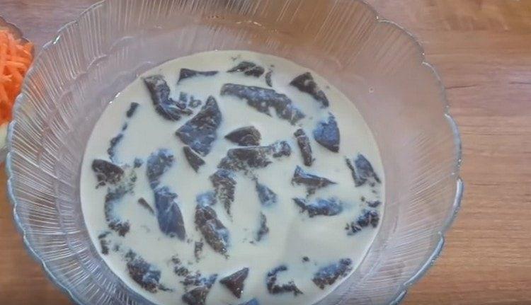 Накиснете черния дроб в мляко.