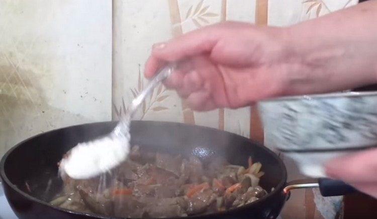 Добавете брашно за сгъстяване на соса.