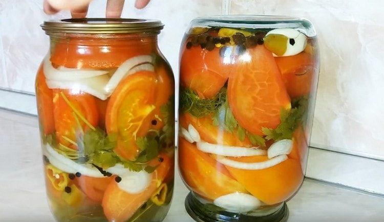 Rulăm roșiile în jumătăți cu ceapa.