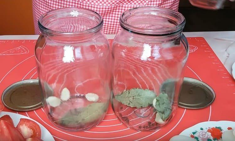 Punem usturoiul și ardeiul în borcane.