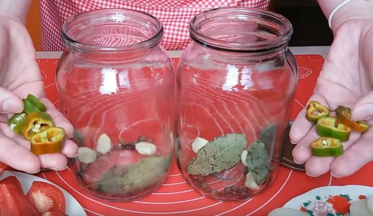 Se adaugă ardeiul iute.